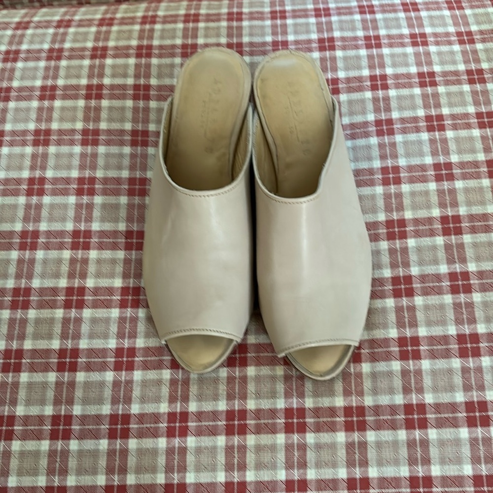 Adelante sandals. Tan. Size 9.5.